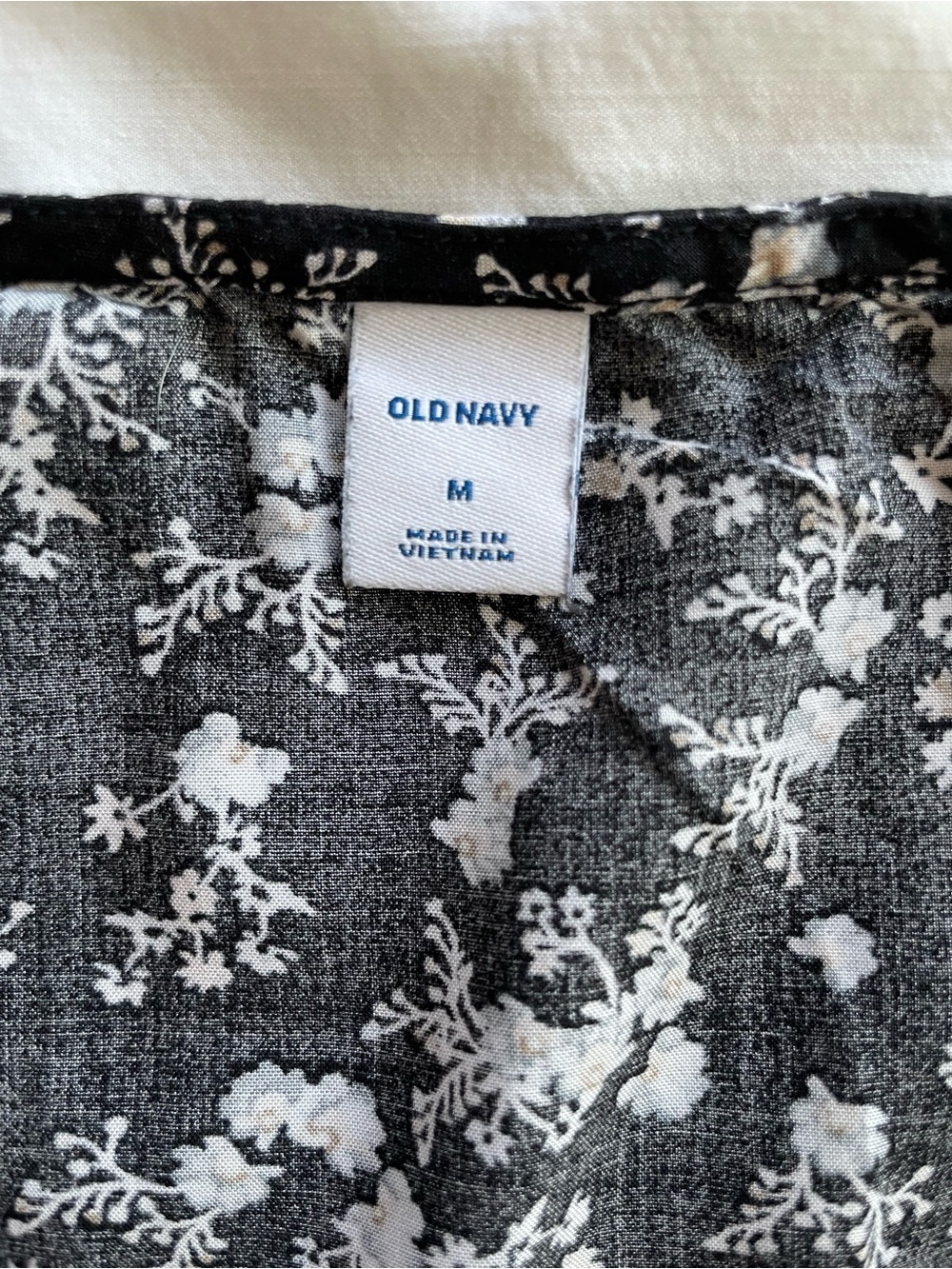 Old Navy Black Floral V-Neck Puff Sleeve Blouse Size Medium - Picture 2 of 2